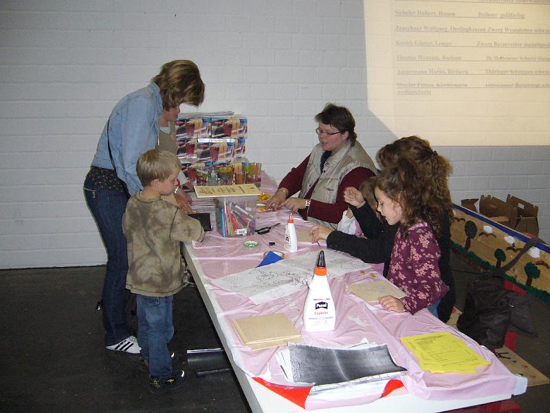 Muenster 2008 802.jpg - Basteln am Bastelstand in der Jugendabteilung